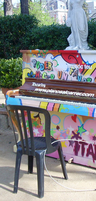 Piano pintado de colores en calles de Barcelona