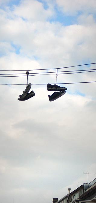 Zapatos colgados en cables eléctricos